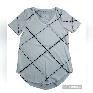 Lularoe Iris  NWT black and white tunic top XS